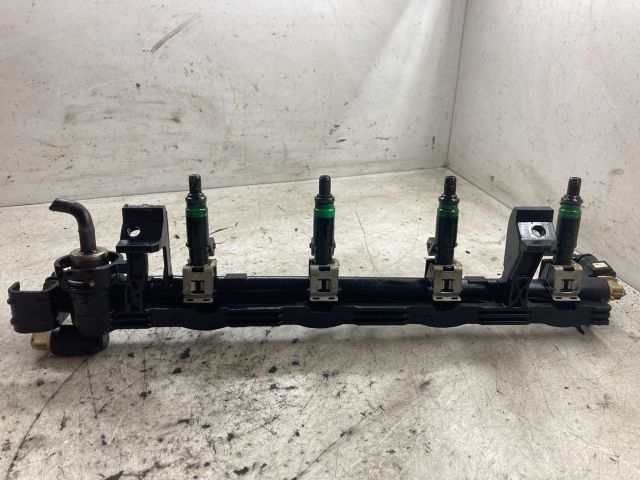 bontott FORD FIESTA V Porlasztó Sor / Híd