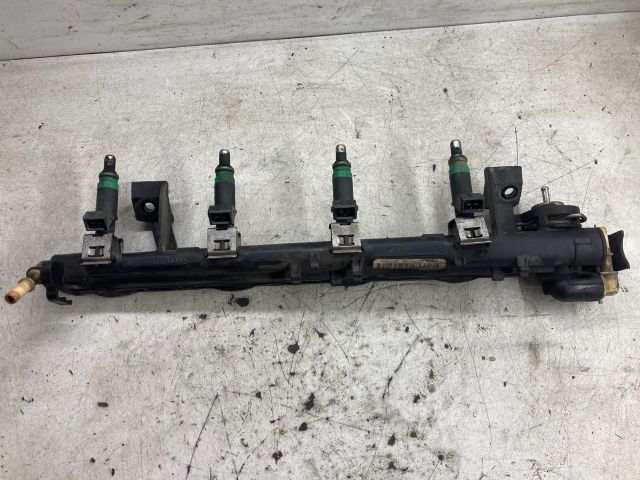 bontott FORD FIESTA V Porlasztó Sor / Híd