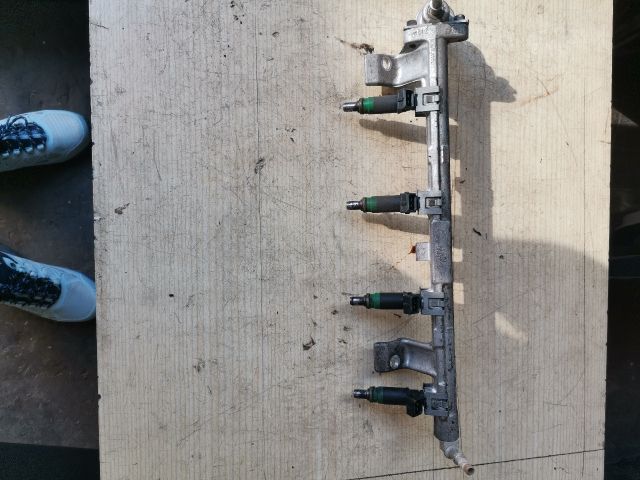 bontott FORD FIESTA V Porlasztó Sor / Híd