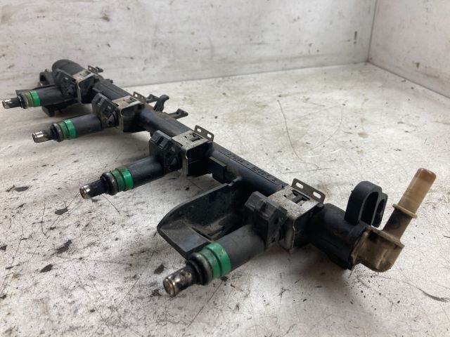 bontott FORD FIESTA V Porlasztó Sor / Híd