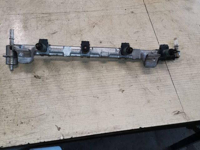 bontott FORD FIESTA V Porlasztó Sor / Híd