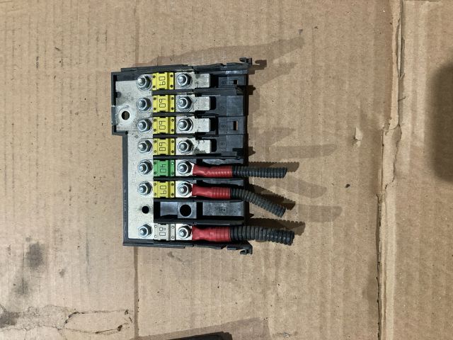 bontott FORD FIESTA V Biztosítéktábla Motortér