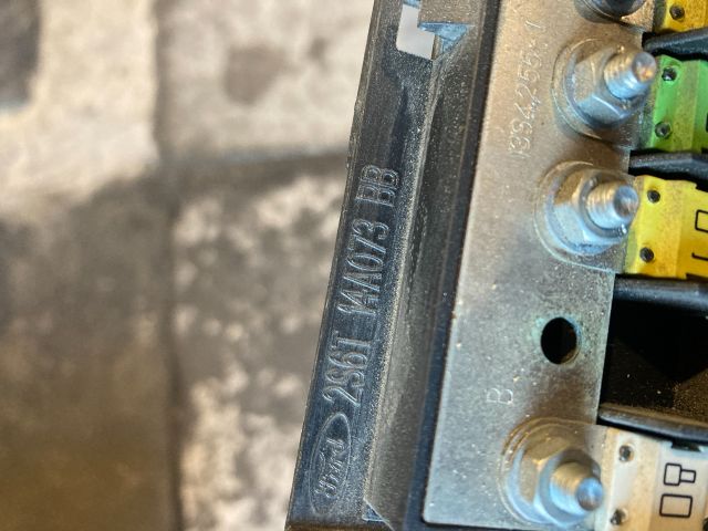 bontott FORD FIESTA V Biztosítéktábla Motortér