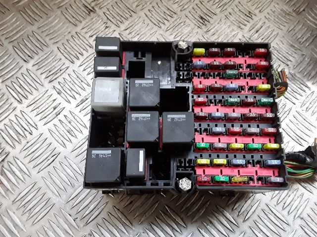 bontott FORD FIESTA V Biztosítéktábla Motortér