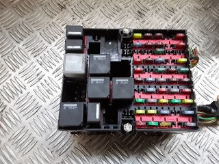 bontott FORD FIESTA V Biztosítéktábla Motortér