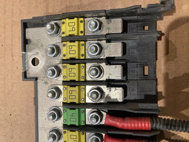 bontott FORD FIESTA V Biztosítéktábla Motortér