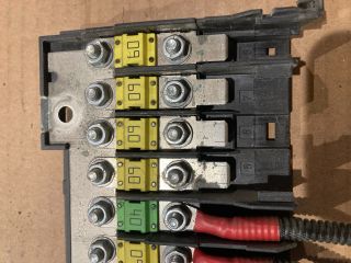 bontott FORD FIESTA V Biztosítéktábla Motortér