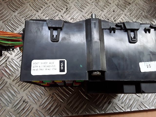 bontott FORD FIESTA V Biztosítéktábla Motortér