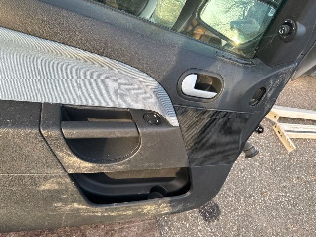 bontott FORD FIESTA V Bal első Ajtó (Részeivel)