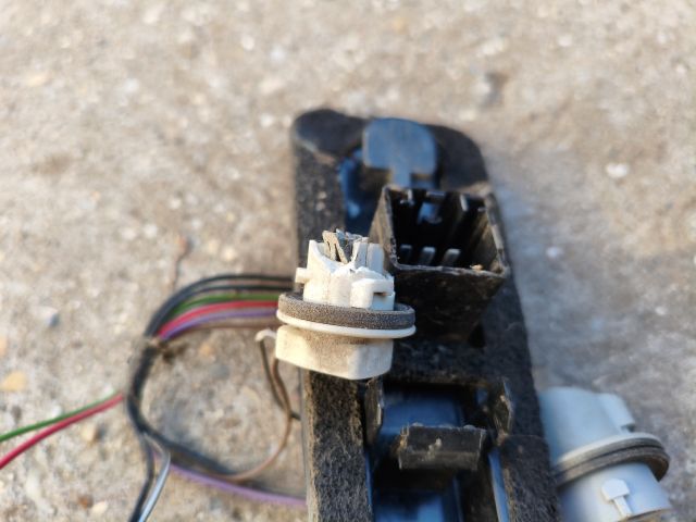 bontott FORD FIESTA V Bal Hátsó Lámpa Foglalat