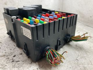 bontott FORD FIESTA V Biztosítéktábla Doboz