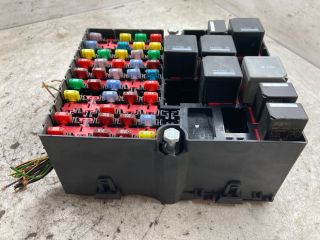 bontott FORD FIESTA V Biztosítéktábla Doboz