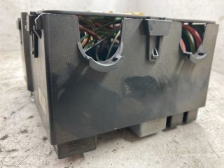 bontott FORD FIESTA V Biztosítéktábla Doboz