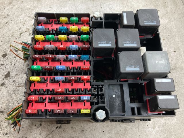 bontott FORD FIESTA V Biztosítéktábla Doboz