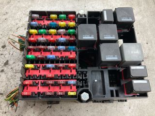 bontott FORD FIESTA V Biztosítéktábla Doboz