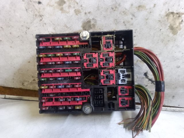 bontott FORD FIESTA V Biztosítéktábla Utastér