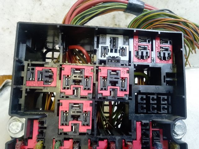 bontott FORD FIESTA V Biztosítéktábla Utastér