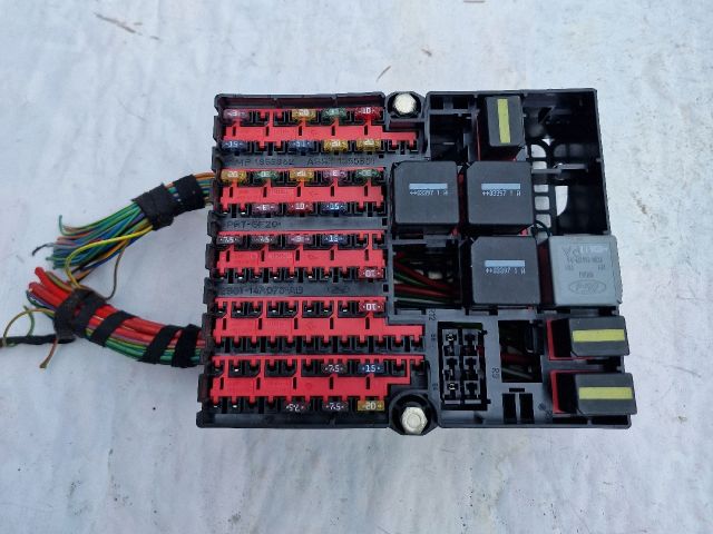 bontott FORD FIESTA V Biztosítéktábla Utastér