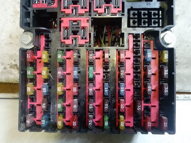 bontott FORD FIESTA V Biztosítéktábla Utastér