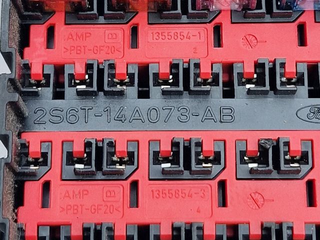 bontott FORD FIESTA V Biztosítéktábla Utastér