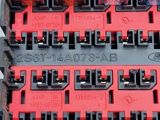 bontott FORD FIESTA V Biztosítéktábla Utastér