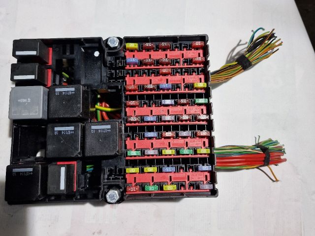 bontott FORD FIESTA V Biztosítéktábla Utastér