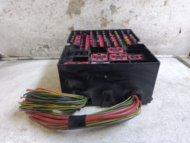 bontott FORD FIESTA V Biztosítéktábla Utastér