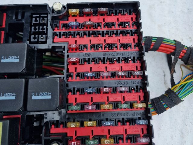 bontott FORD FIESTA V Biztosítéktábla Utastér