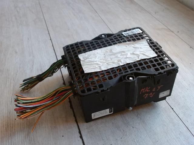 bontott FORD FIESTA V Biztosítéktábla Utastér