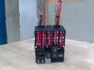 bontott FORD FIESTA V Biztosítéktábla Utastér