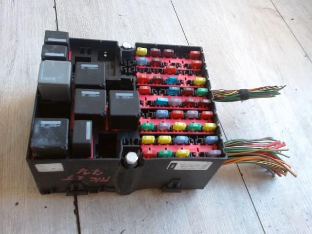 bontott FORD FIESTA V Biztosítéktábla Utastér