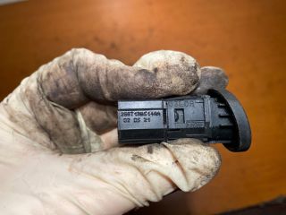 bontott FORD FIESTA V Csomagtér Nyitó Kar / Gomb