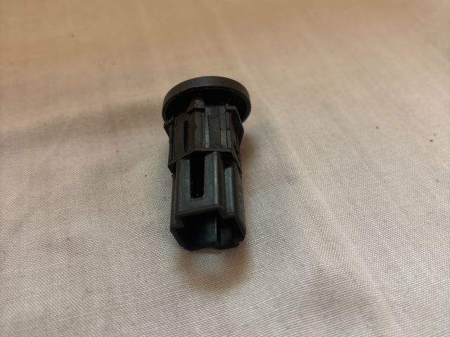 bontott FORD FIESTA V Csomagtér Nyitó Kar / Gomb