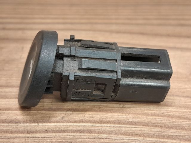 bontott FORD FIESTA V Csomagtér Nyitó Kar / Gomb