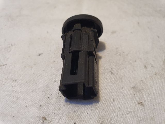 bontott FORD FIESTA V Csomagtérajtó Kapcsoló