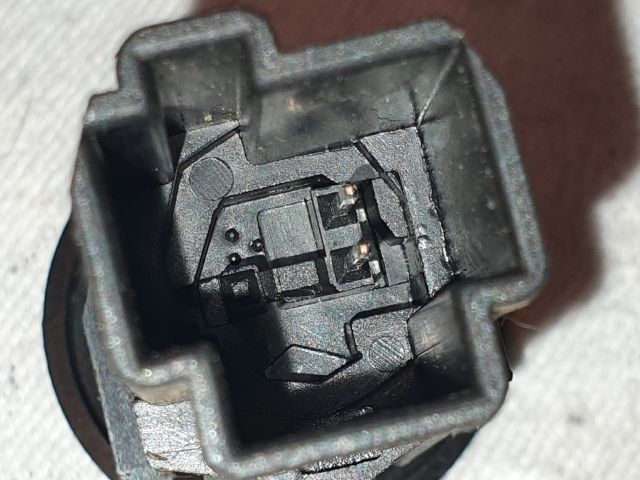 bontott FORD FIESTA V Csomagtérajtó Kapcsoló