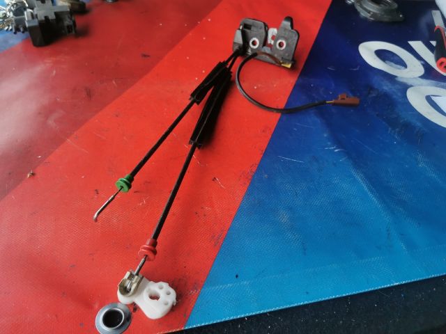 bontott FORD FIESTA V Csomagtérajtó Zárszerkezet