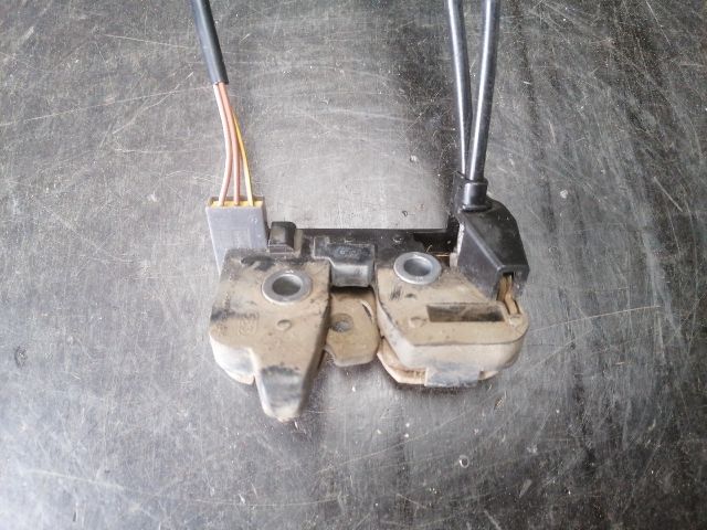 bontott FORD FIESTA V Csomagtérajtó Zárszerkezet