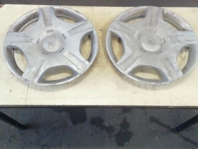 bontott FORD FIESTA V Dísztárcsa Pár