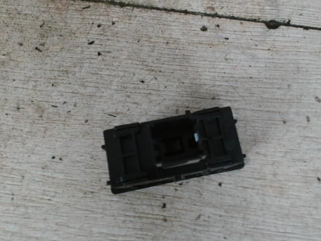 bontott FORD FIESTA V Első Tároló Rekesz