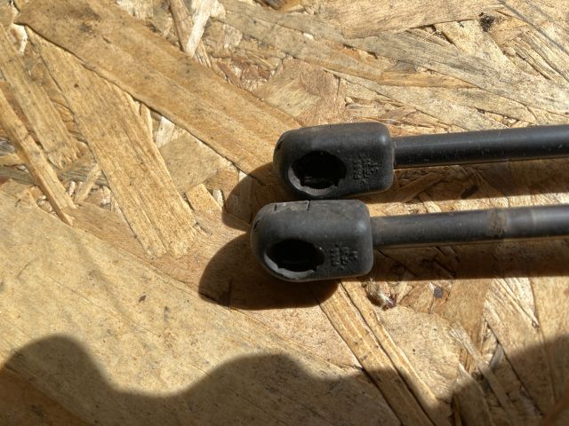 bontott FORD FIESTA V Gázrugós Kitámasztó Teleszkóp Pár Csomagtérajtó