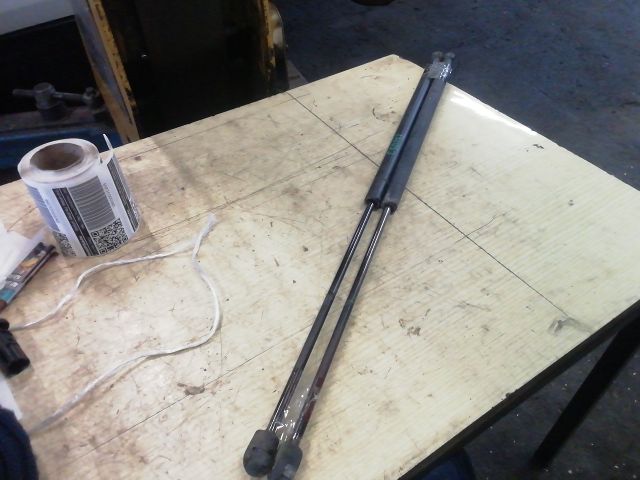 bontott FORD FIESTA V Gázrugós Kitámasztó Teleszkóp Pár Csomagtérajtó