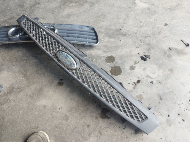 bontott FORD FIESTA V Hűtőrács