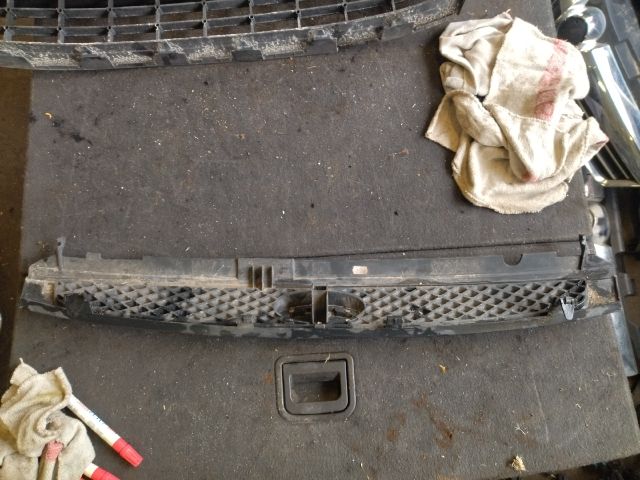 bontott FORD FIESTA V Hűtőrács