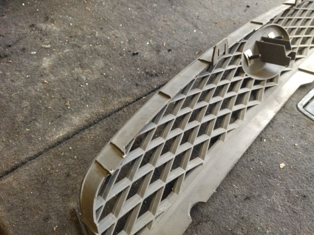 bontott FORD FIESTA V Hűtőrács