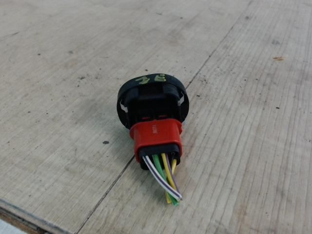 bontott FORD FIESTA V Jobb első Ablakemelő Kapcsoló