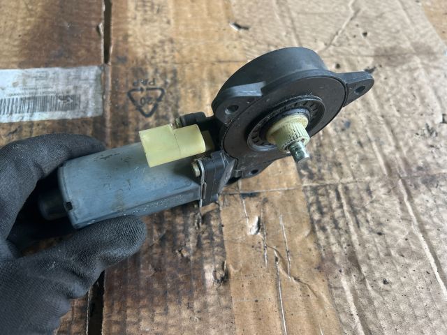 bontott FORD FIESTA V Jobb első Ablakemelő Motor