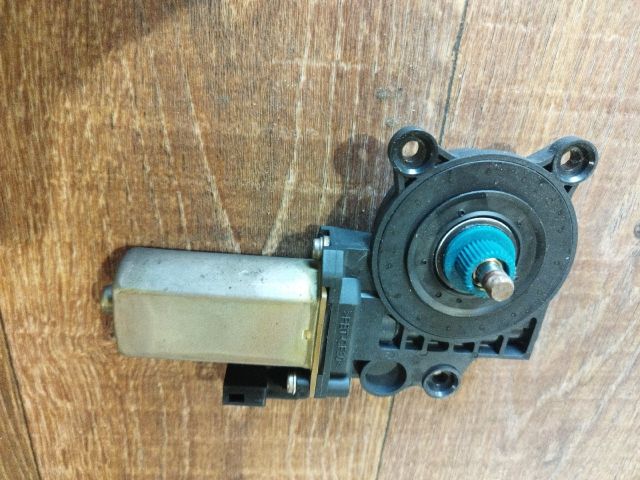 bontott FORD FIESTA V Jobb első Ablakemelő Motor