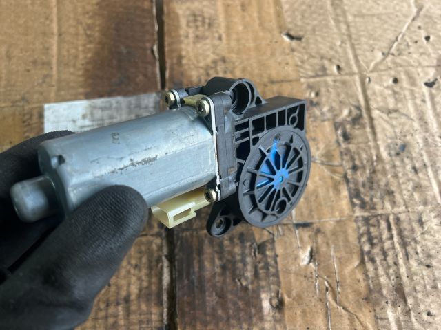 bontott FORD FIESTA V Jobb első Ablakemelő Motor