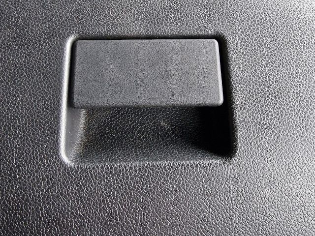 bontott FORD FIESTA V Kesztyűtartó Ajtó